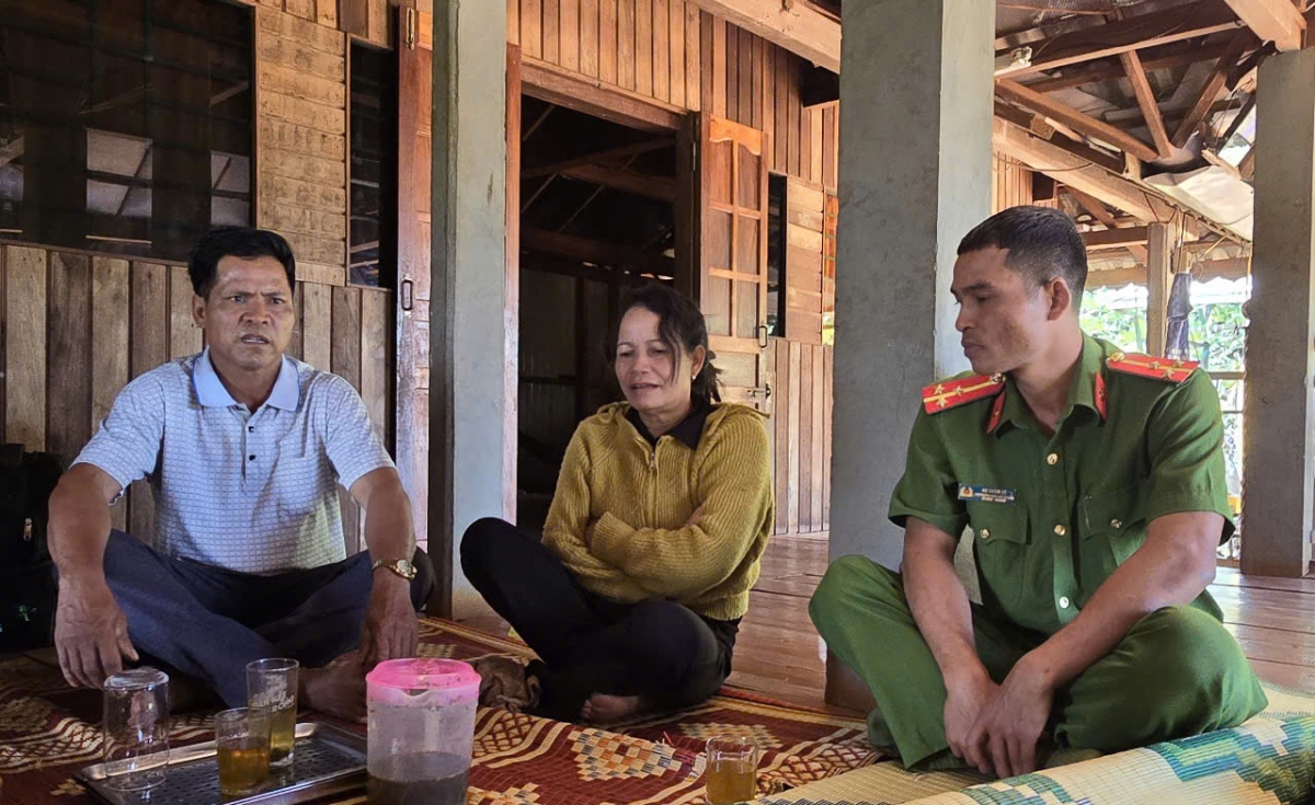 Vợ chồng ông Rơ Châm Mreng, làng Vân, thị trấn Yaly, huyện Chư Păh, tỉnh Gia Lai đã vượt qua những sai lầm để làm lại cuộc đời, chăm lo phát triển kinh tế và giúp đỡ bà con trong làng.
Ảnh: Hoàng Qui/VOV Tây Nguyên