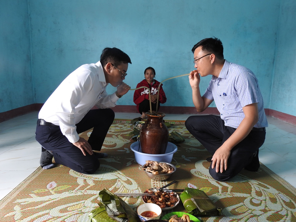 Vui Tết sớm cùng gia đình được trao Nhà tình nghĩa ở xã Hơ Moong, huyện Sa Thầy, tỉnh Kon Tum.
Ảnh: Nguyễn Khoa Điềm/VOV Tây Nguyên