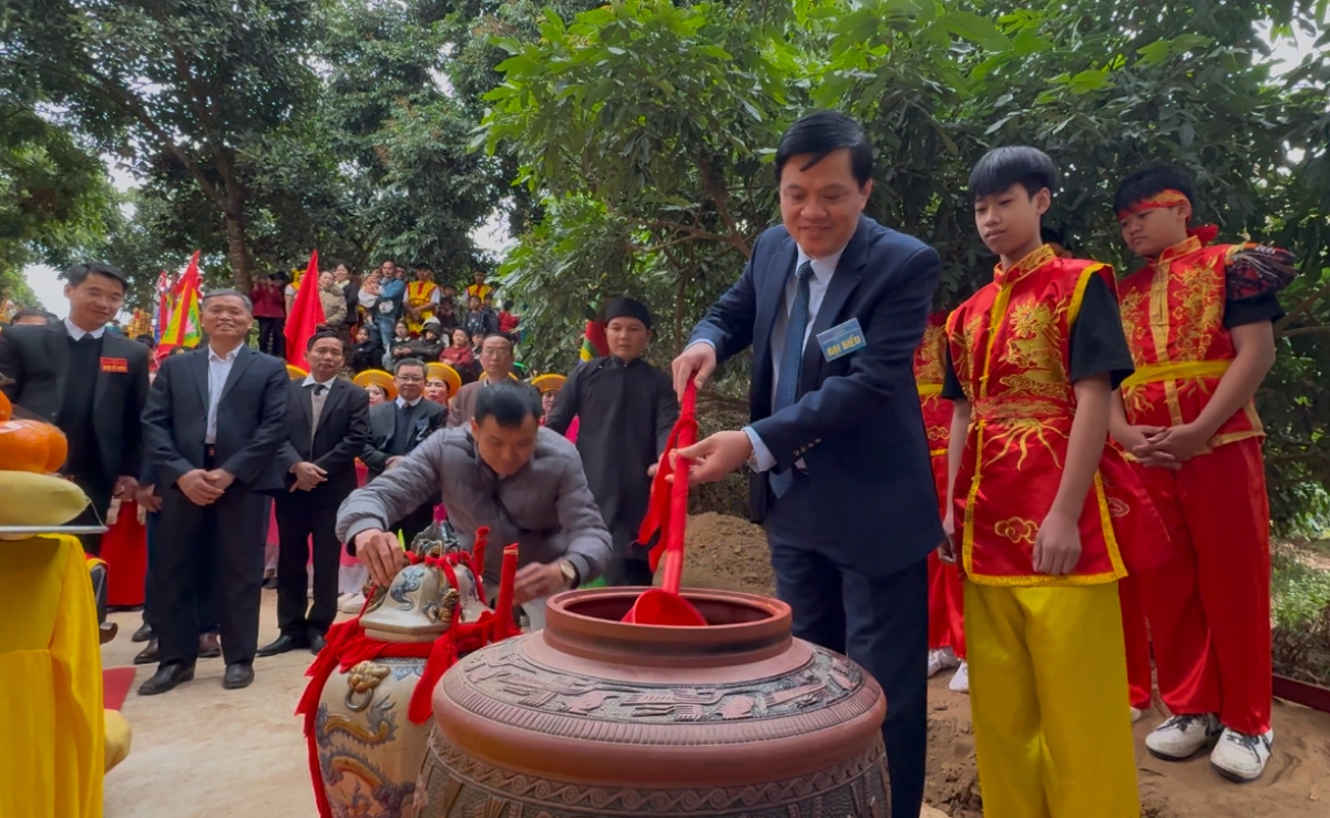 Lễ hội mở đầu với Lễ rước nước từ Sông Mã về Đền thờ Hai Bà Trưng, với mong muốn cầu cho mưa thuận, gió hòa, mùa màng bội thu, người người mạnh khỏe, an khang, gia đình ấm no hạnh phúc...