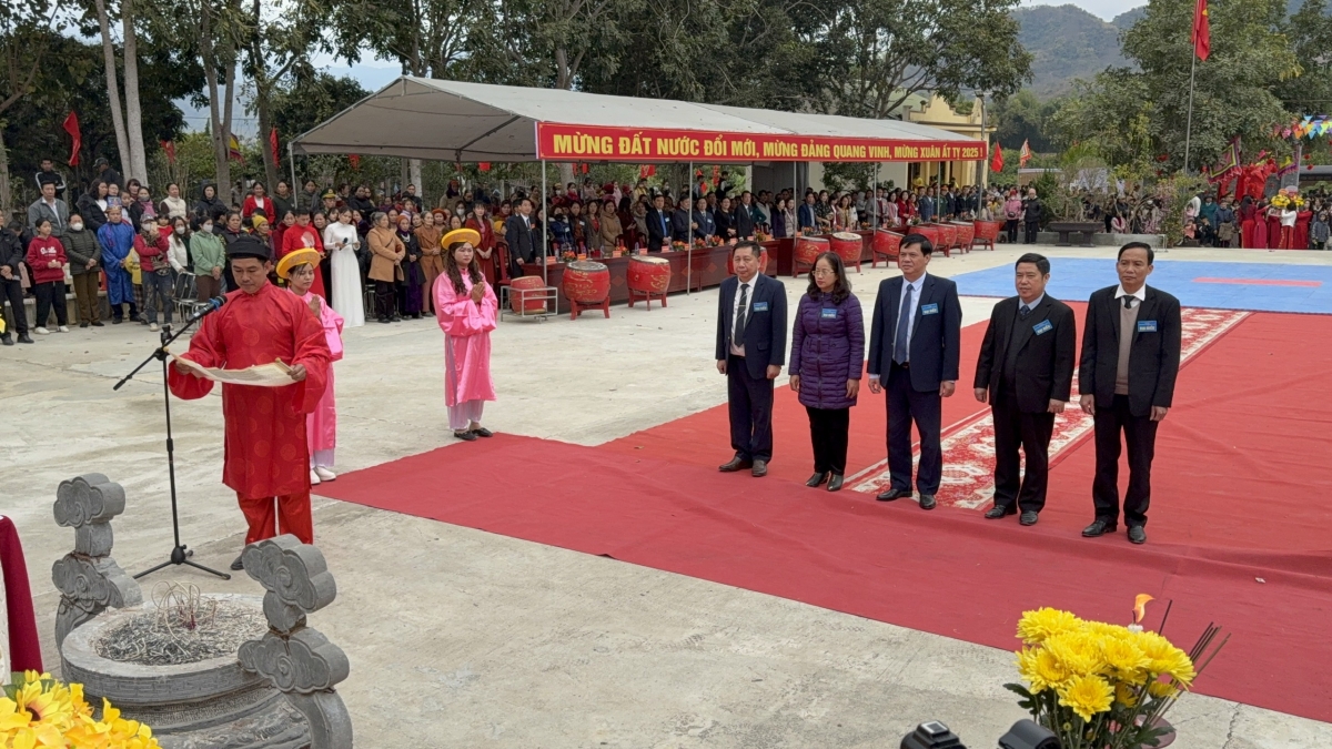 Nguyên gốc đền thờ Hai Bà Trưng được xây dựng năm 1852 tại thôn Nại Tử, xã Hồng Hà, huyện Đan Phượng, tỉnh Hà Tây (cũ).