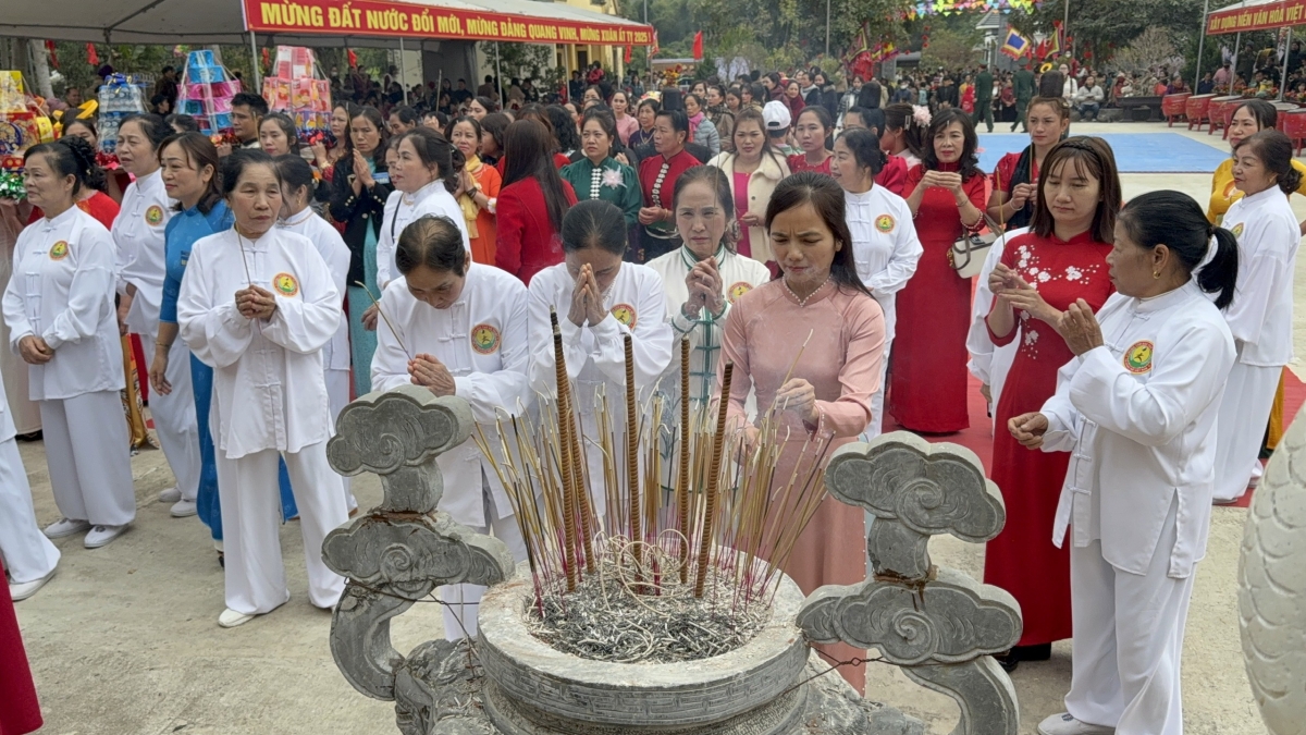 Từ đó, ngôi Đền đã trở thành nơi sinh hoạt văn hóa tâm linh của nhân dân xã Chiềng Khương và du khách thập phương.