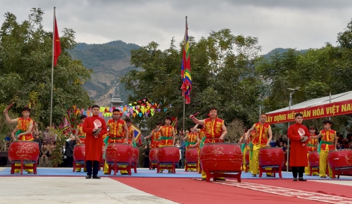 Cùng với đó là những màn biểu diễn trống hội, biểu diễn võ thuật, múa lân sư rồng...