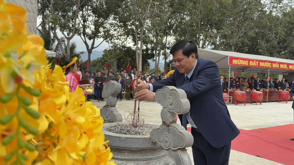 Dâng hương tưởng nhớ, tri ân các vị tướng lĩnh tài ba, các nghĩa binh trung liệt của Hai Bà Trưng - những người đã viết nên trang sử vàng của Việt Nam trong thời kỳ đầu dựng nước và giữ nước.