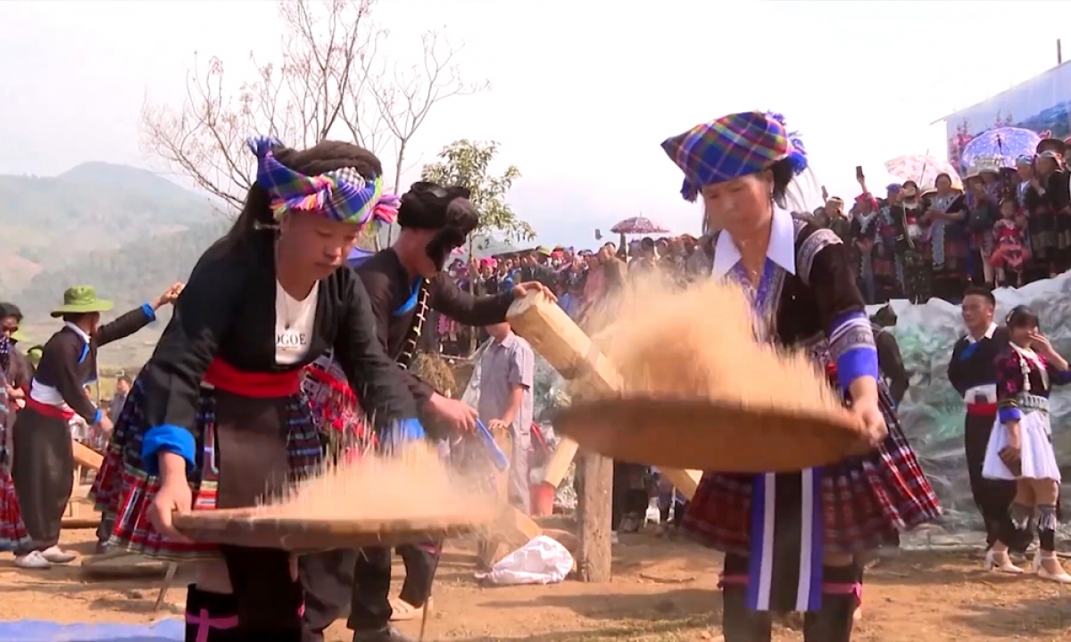Trò chơi giã gạo thu hút đông đảo phụ nữ tham gia