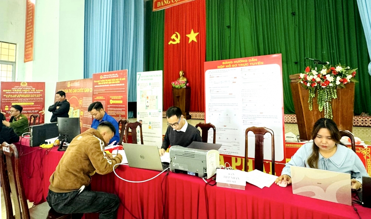 Triển khai lưu động về các xã để thực hiện mô hình “Tuần lễ vàng cấp đổi giấy tờ cho người dân sau sáp nhập đơn vị hành chính”