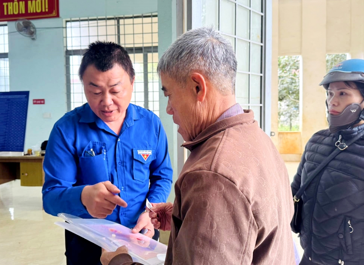 Bố trí lực lượng cán bộ, nhân viên hỗ trợ, hướng dẫn người dân làm thủ tục.