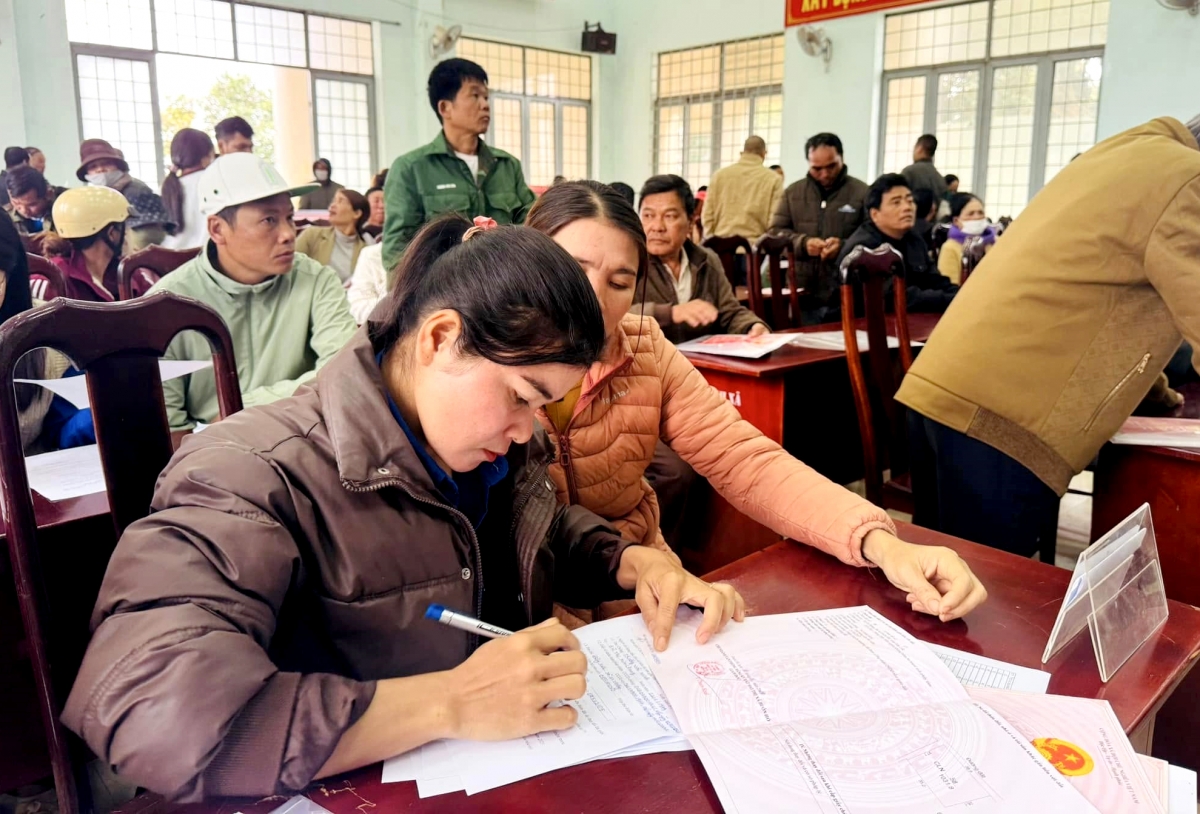 Trong ngày đầu tiên thực hiện mô hình, đã có rất đông người dân đến thực hiện các thủ tục hành chính sau sáp nhập xã.