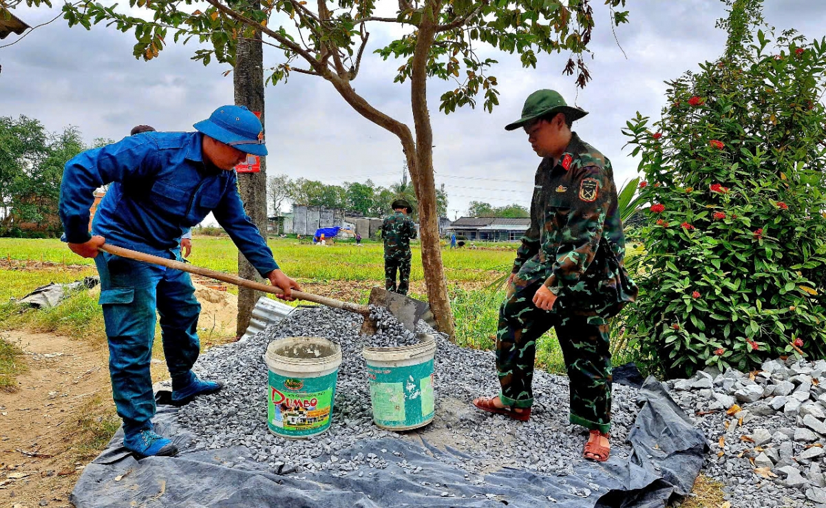 Các chiến sĩ chuyển đá về khu xây dựng nhà