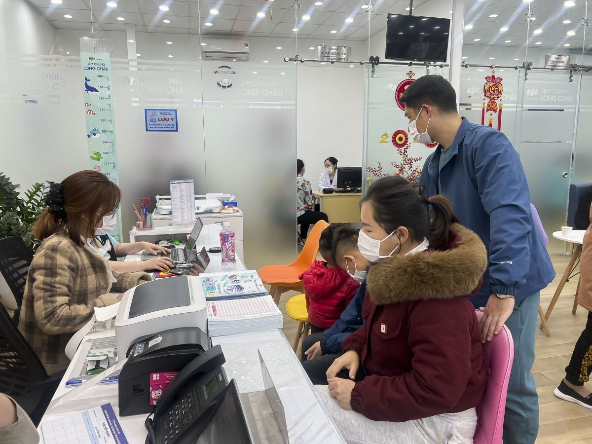 Nhiều nhà cả gia đình cùng đi tiêm