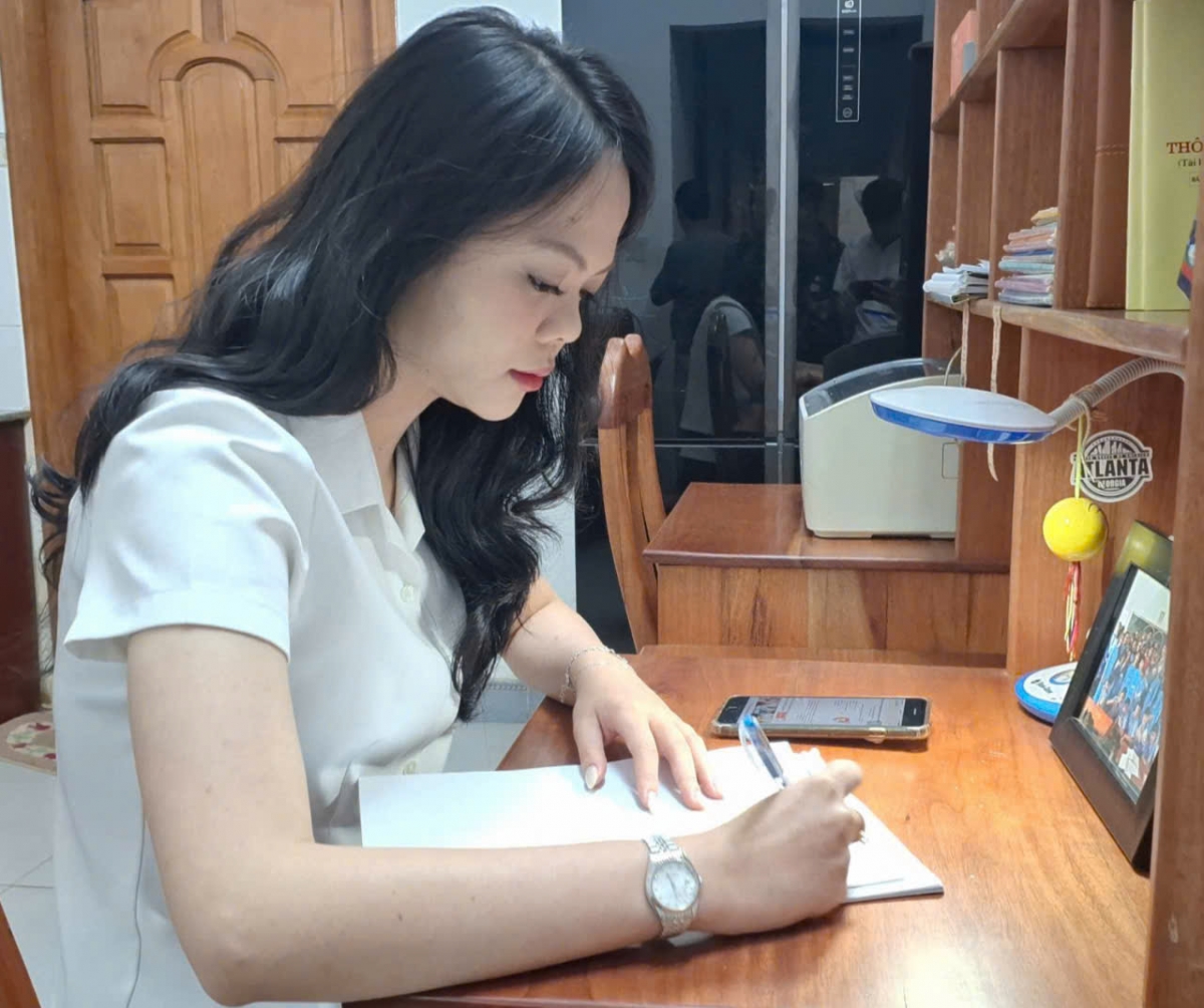 Cử nhân Lê Thị Hồng Ngọc tự nguyện viết đơn thực hiện nghĩa vụ quân sự 2025.