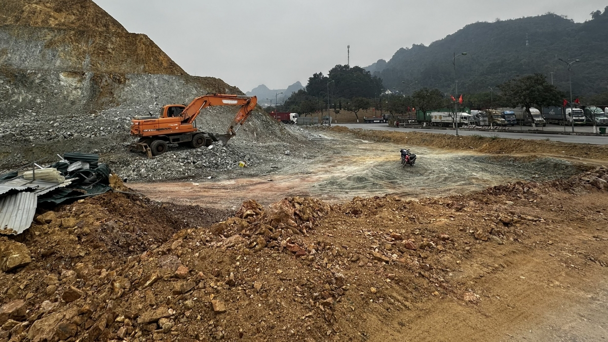 Đơn vị thi công đang đẩy nhanh tiến độ thi công Dự án mở rộng đường chuyên dụng xuất nhập khẩu hàng hóa giai đoạn 1 từ 4 làn lên 6 làn xe, tiến tới hoàn thiện các thủ tục để điều chỉnh mở rộng thành 14 làn xe theo như chỉ đạo của Chính phủ