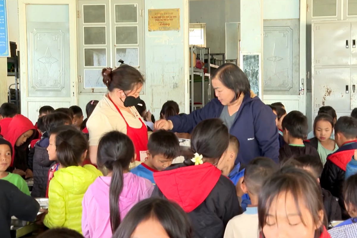 Bếp ăn bán trú đang từng bước góp phần nâng cao chất lượng giáo dục địa phương