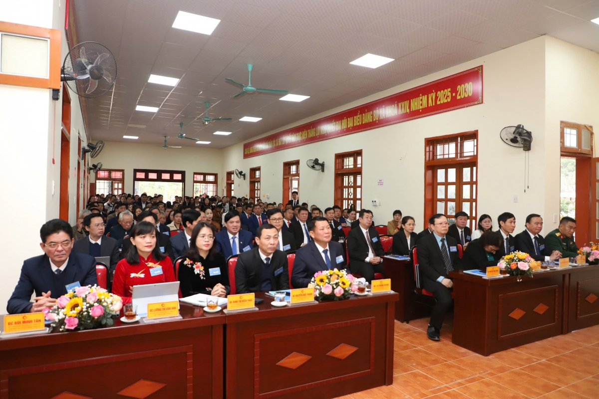 Các đồng chí lãnh đạo Ban Thường vụ Tỉnh ủy Sơn La tại Đại hội điểm Đảng bộ