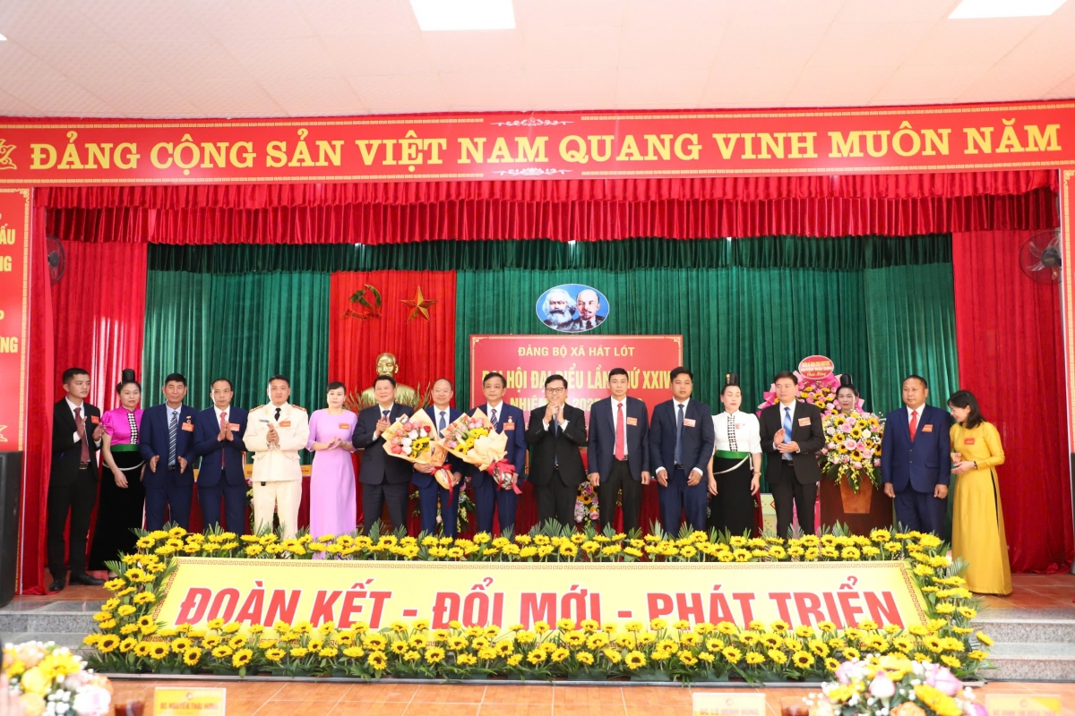 Ban Thường vụ Tỉnh ủy Sơn La tặng hoa chúc mừng BCH Đảng bộ xã Hát Lót nhiệm kỳ 2025-2030