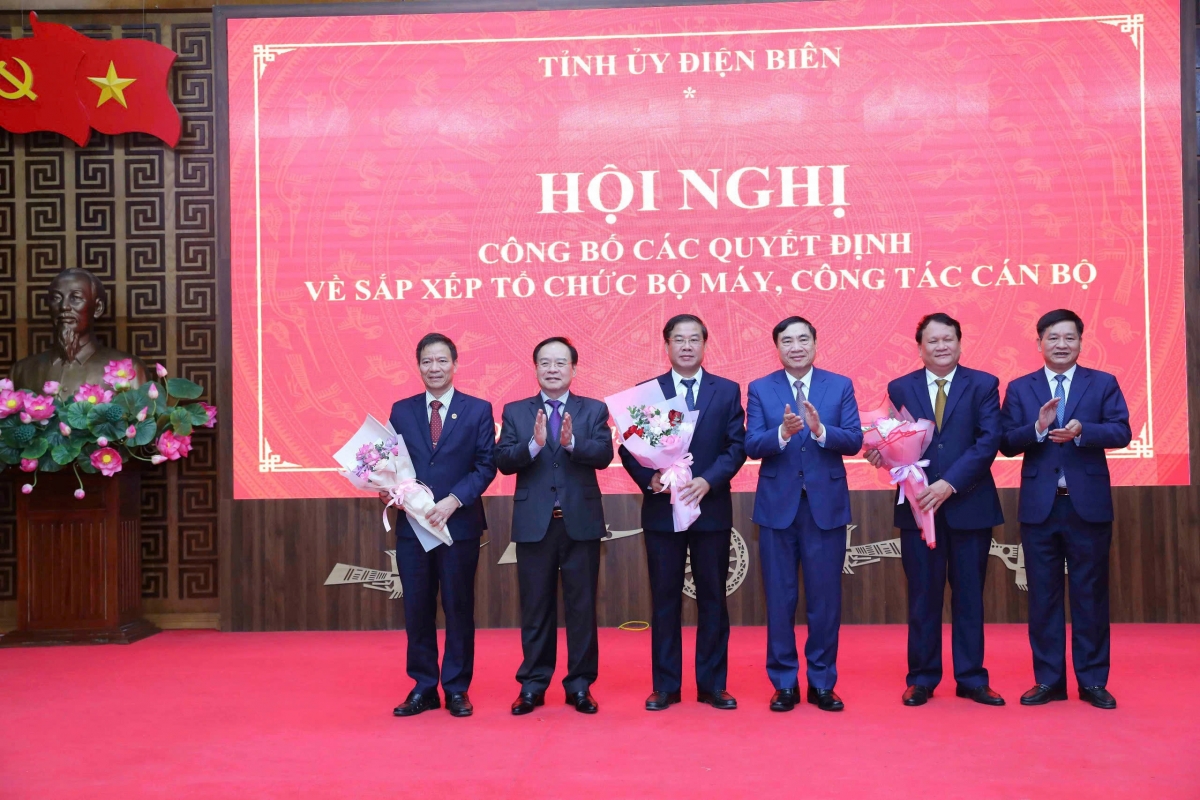 Lãnh đạo tỉnh Điện Biên tặng hoa các đồng chí có nguyện vọng nghỉ chế độ trước tuổi.