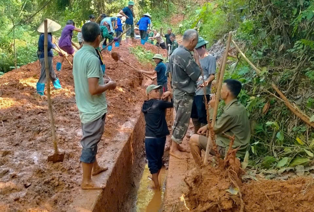 Công ty thủy nông cùng người dân nạo vét kênh mương thủy lợi cho sản xuất vụ xuân
