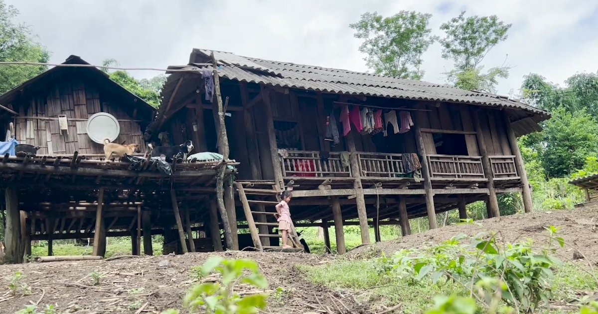 Mái nhà sàn đơn sơ của gia đình Quàng Duy Khanh trước khi được hỗ trợ xây mới.