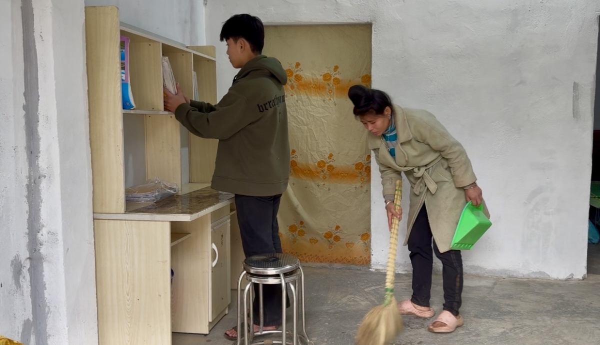 Em Quàng Duy Khanh và gia đình ổn định cuộc sống trong ngôi nhà cấp 4 kiên cố.