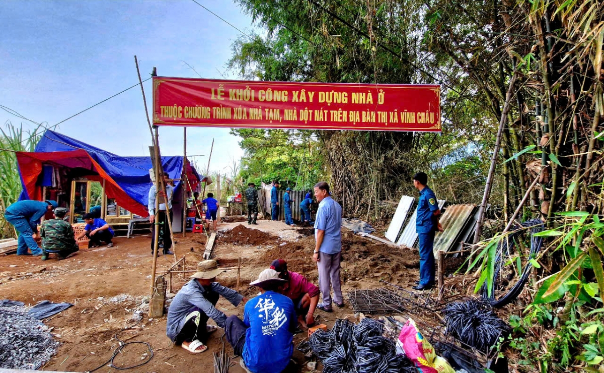 Từ sáng sớm, cán bộ, chiến sĩ Bộ Chỉ huy Quân sự tỉnh Sóc Trăng đã có mặt để cùng với
Chính quyền địa phương, thợ và người dân xây dựng nhà ở trong Chương trình xoá nhà tạm,
nhà dột nát tại thị xã Vĩnh Châu