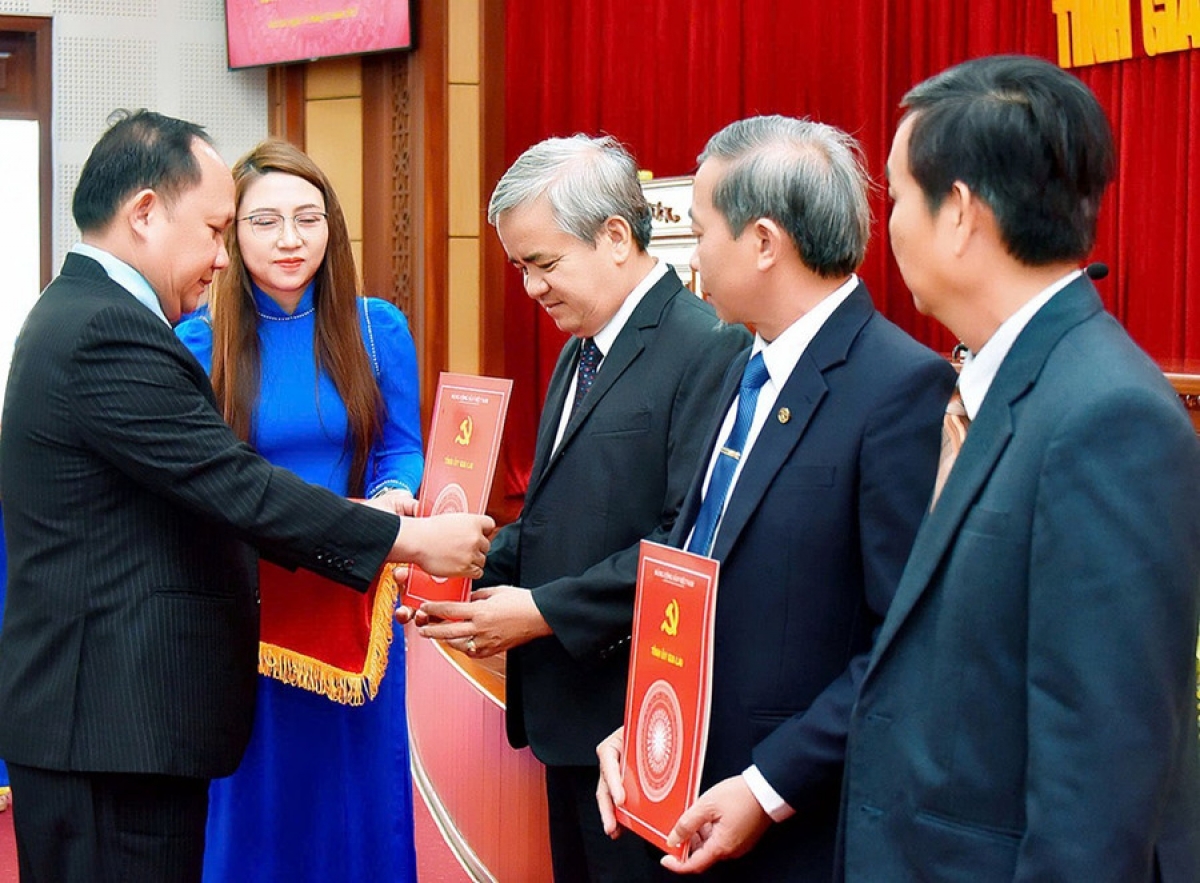Trao quyết định nghỉ hưu trước tuổi cho 3 cán bộ thuộc diện Ban Thường vụ Tỉnh ủy quản lý. Ảnh: Đức Thụy