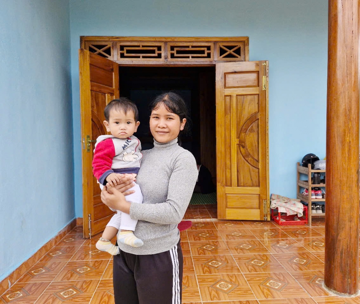 Mẹ con chị Blup Thị Tý bên ngôi nhà mới