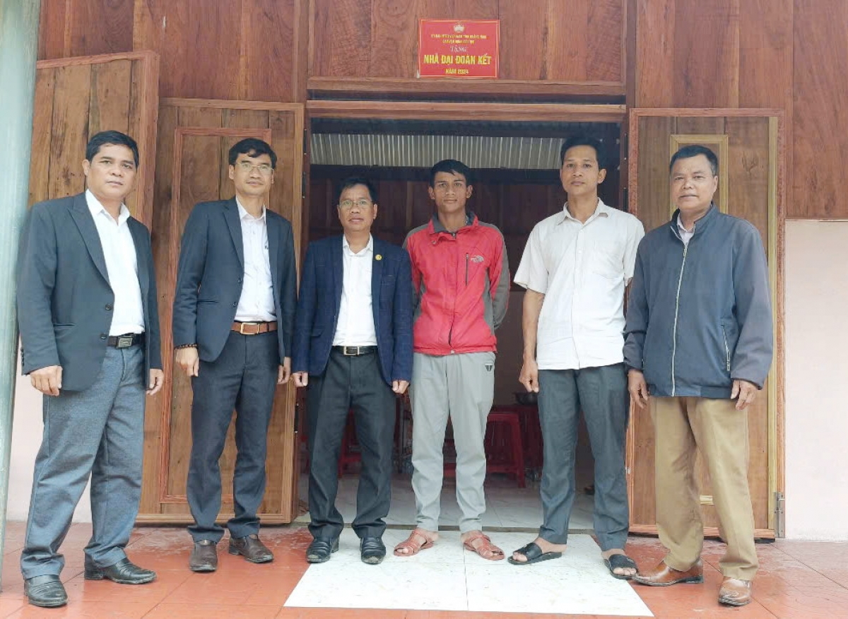 UBND huyện Tây Giang bàn giao nhà ở cho hộ đồng bào Cơ Tu gặp khó khăn về nhà ở