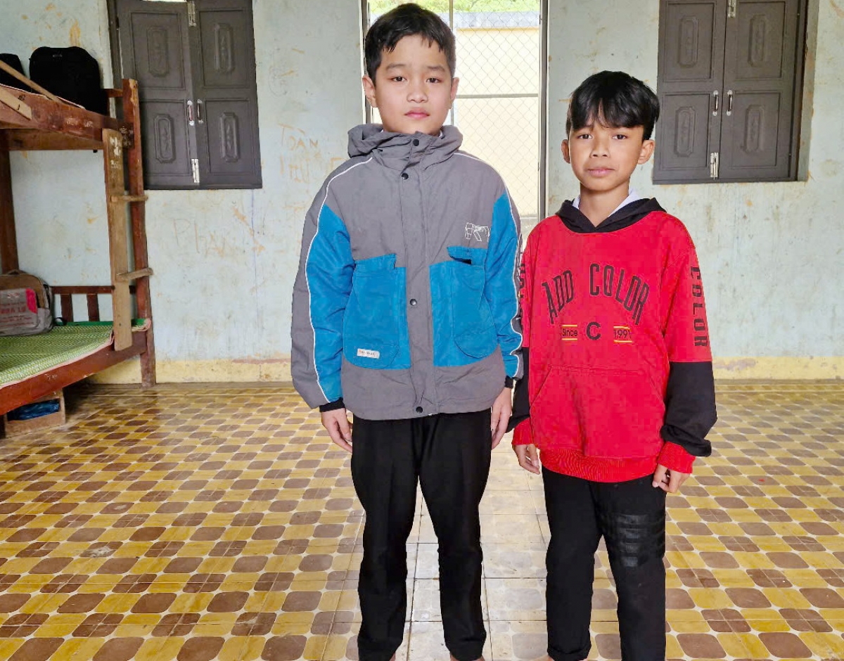 Hốil Đức Hữu và Pơlong Khang được Đồn Biên phòng Tr'hy nhận đỡ đầu theo mô hình "Con nuôi biên phòng"
