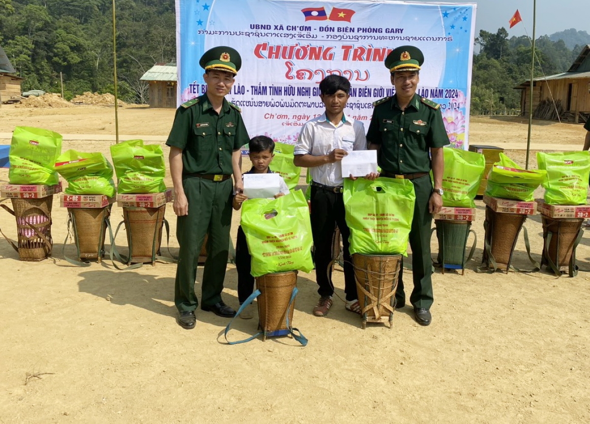 Tặng quà Tết người dân 2 bên biên giới