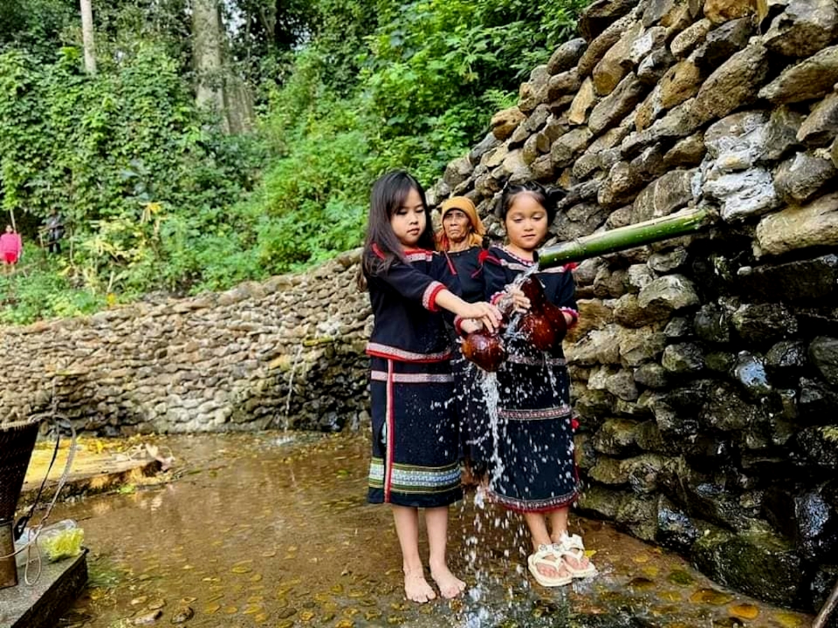 Buôn Kli A còn lưu giữ nhiều nét đẹp văn hóa của người Ê Đê như bến nước, nhà dài, trang phục truyền thống