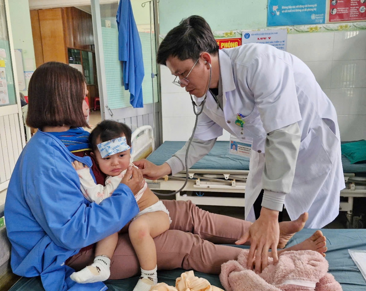 Trẻ ho, sốt đến khám tại Trung tâm y tế huyện Tây Giang