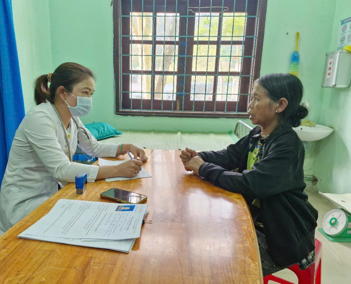Chủ động phòng bệnh cúm mùa, người dân đến khám bệnh tại Trung tâm y tế huyện Tây Giang, tỉnh Quảng Nam
