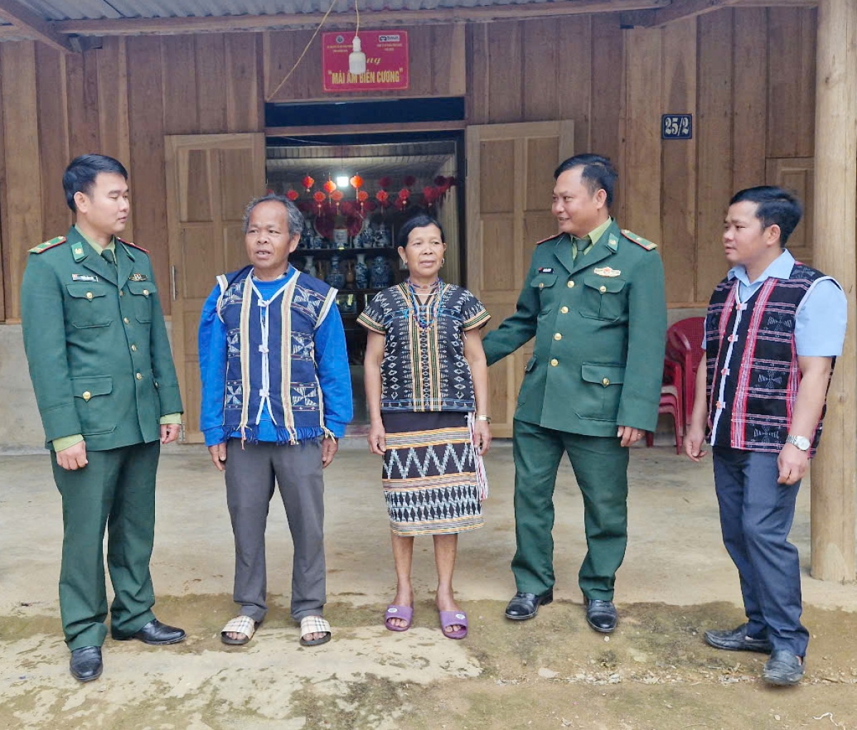 Gia đình ông Hốih Đâu dân tộc Cơ Tu ở xã Tr' hy được hỗ trợ nhà ở