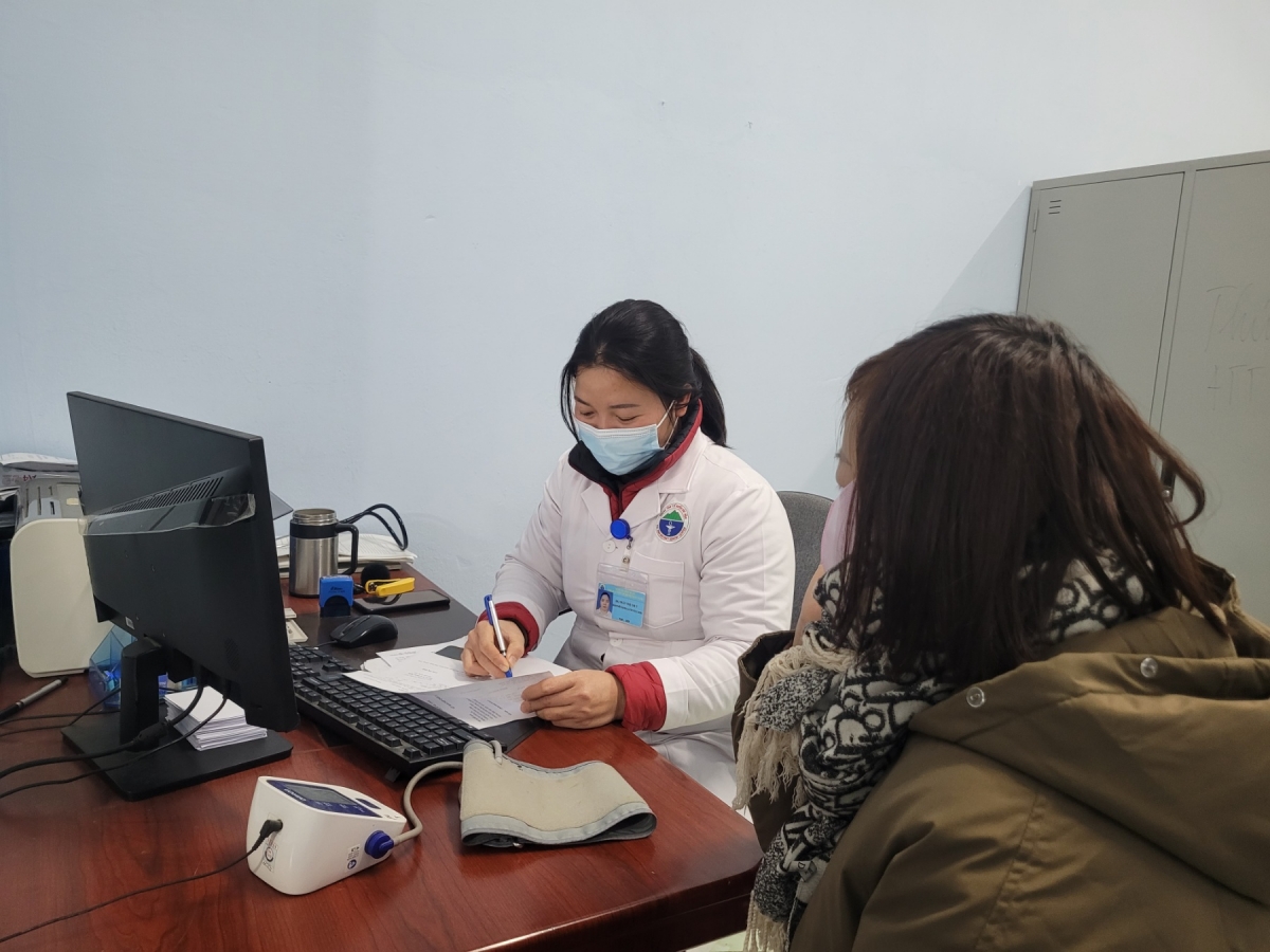 Nhân viên Trung tâm y tế huyện Pác Nặm, Bắc Kạn thăm khám, hướng dẫn điều trị bệnh cho người dân