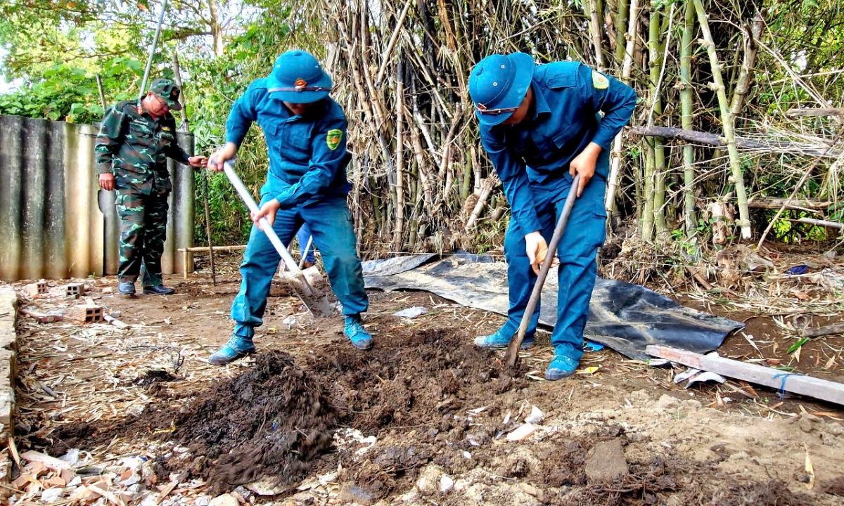 Cán bộ, chiến sĩ lực lượng vũ trang nhanh chóng bắt tay vào công việc