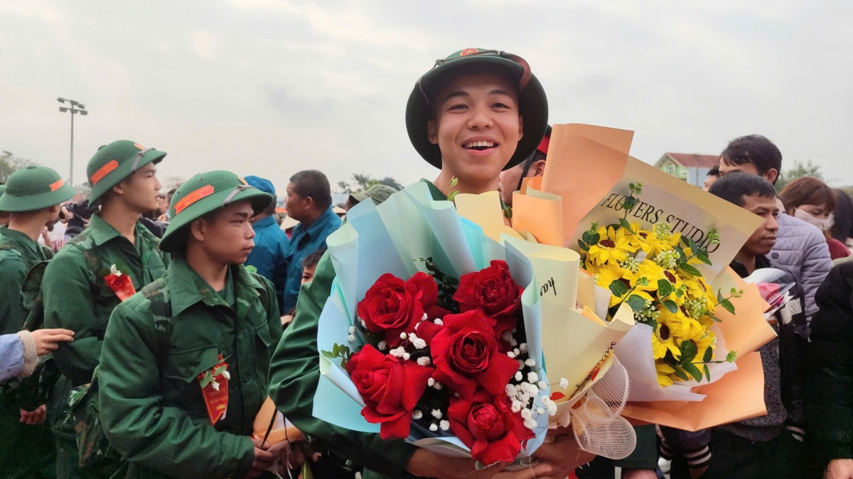Gần 800 thanh niên vùng mỏ Quảng Ninh viết đơn xung phong,
tình nguyện thực hiện nghĩa vụ quân sự.
Ảnh: Vũ Thị Miền/VOV Đông Bắc