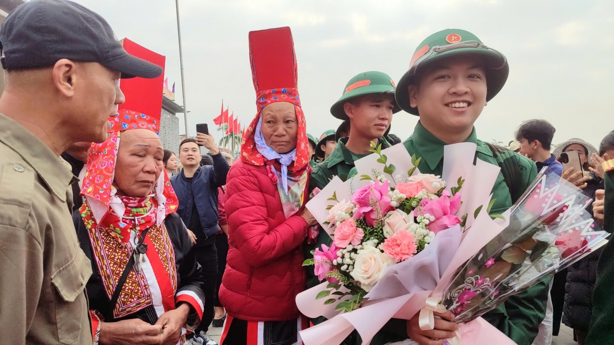 Nhiều thanh niên là người dân tộc thiểu số khoác lên mình
màu áo mới trong quân đội Nhân dân Việt Nam.
Ảnh: Vũ Thị Miền/VOV Đông Bắc