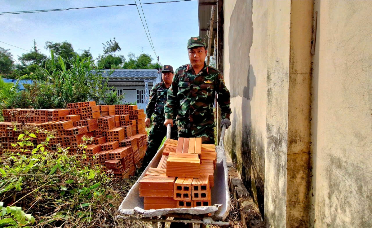 ... từng viên gạch được vận chuyển về nơi xây nhà