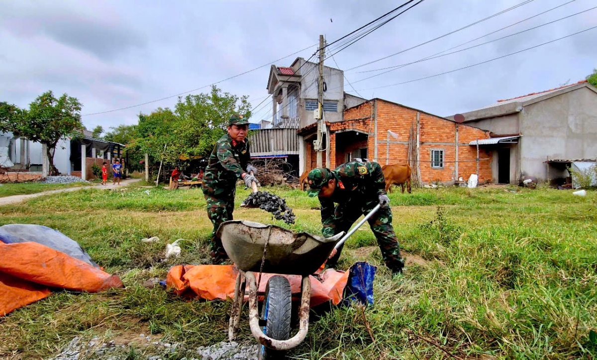 Công đoạn trộn, đổ bê tông được các anh tiến hành nhịp nhàn