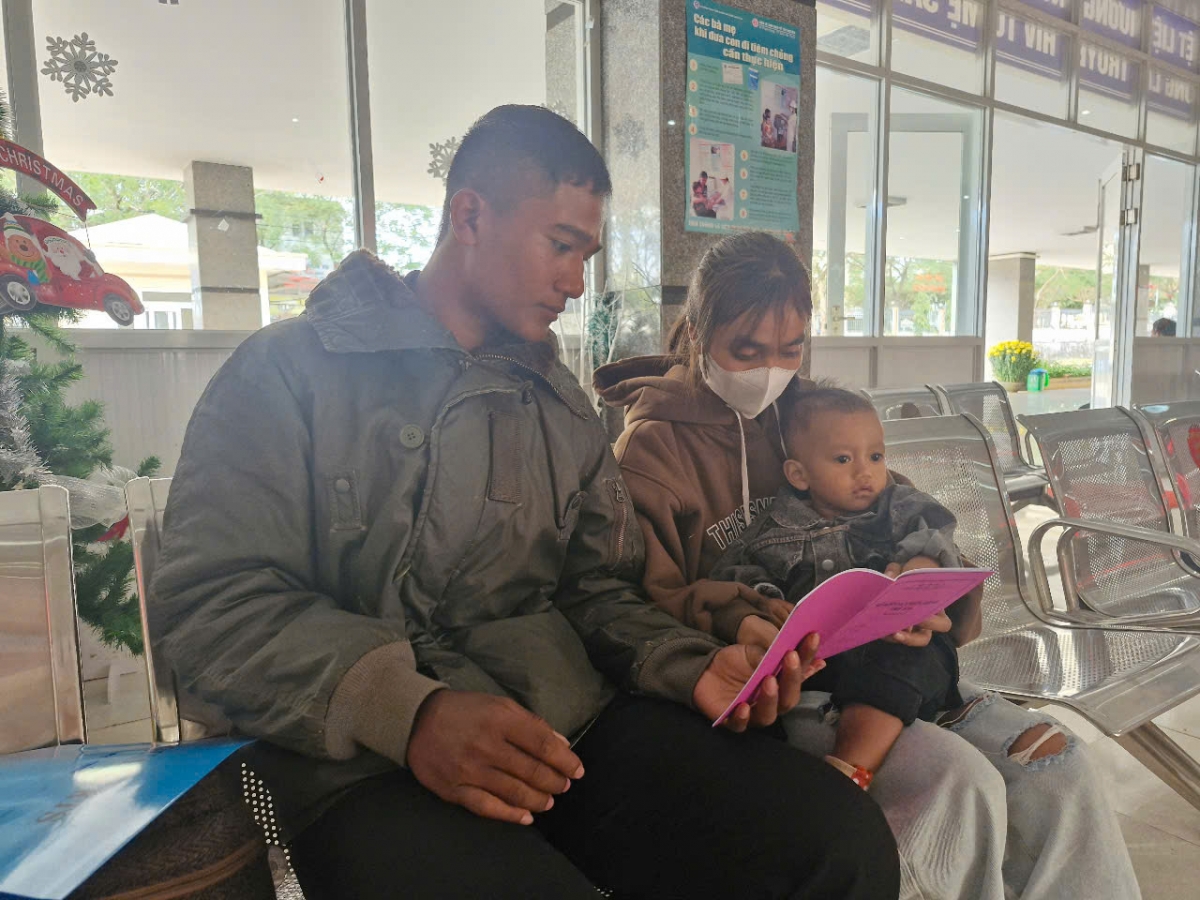 Vợ chồng chị Rơ Mah H'Blê từ xã Dun, huyện Chư Sê đưa con lên Thành phố Pleiku
khám bệnh vì cháu ho sốt kéo dài chưa khỏi.
Ảnh: Nguyễn Thảo/VOV Tây Nguyên