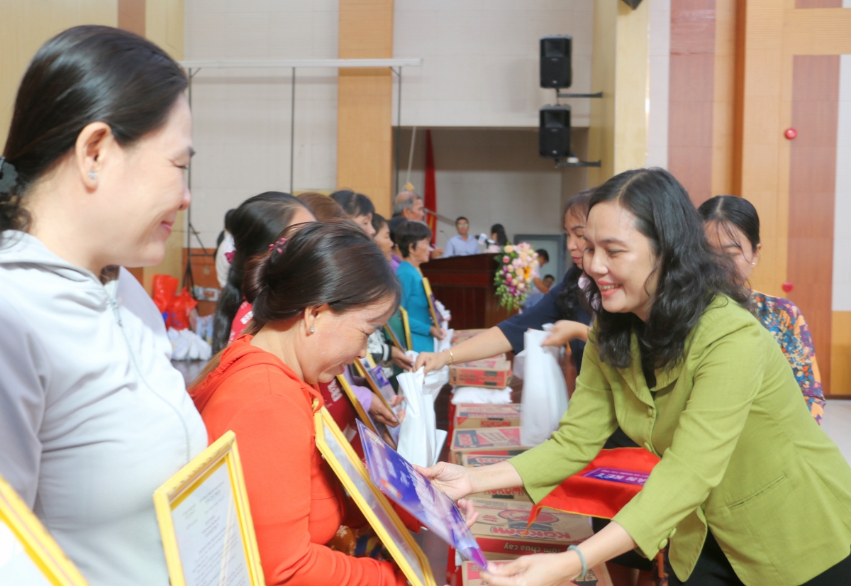 Bà Đặng Thị Hoa Rây, Chủ tịch UBMTTQ Việt Nam tỉnh An Giang trao tượng trưng nhà Đại đoàn kết cho người dân