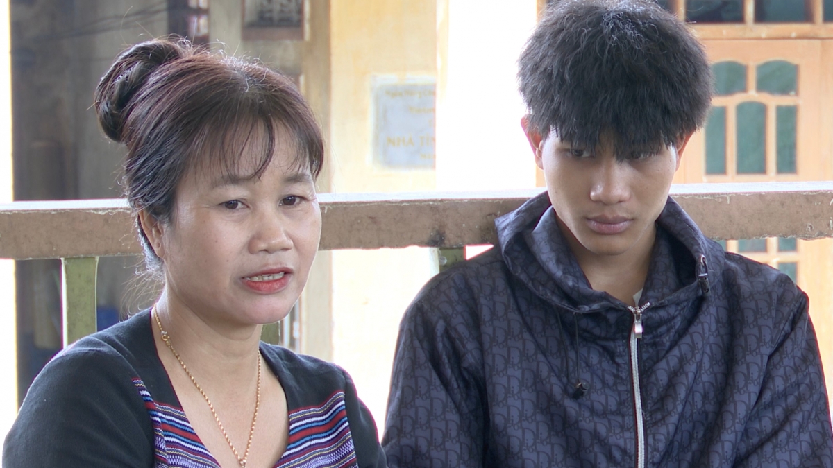 Bà Đinh Thị Sa, mẹ của hai thanh niên Trần Đình Thắng và Trần Đình Thạch, ở thôn Diên Sơn,
xã Long Sơn, huyện Minh Long trước ngày đưa 2 con lên đường nhập ngũ.
Ảnh: Thành Long/VOV Miền Trung