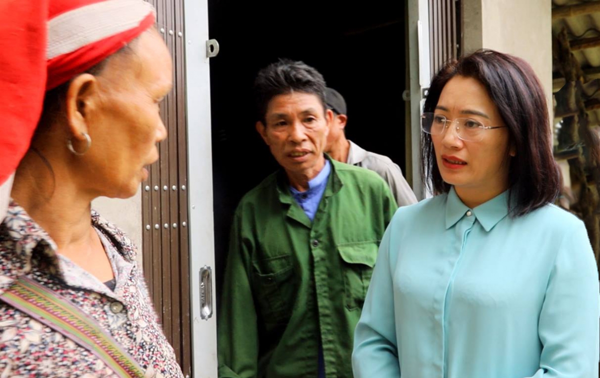 Bà Vàng Thị Bích Liên thăm hỏi một hộ gia đình bị ảnh hưởng
của hoàn lưu bão số 3 trong năm 2024.
Ảnh: An Kiên - Lê Hưng/VOV Tây Bắc