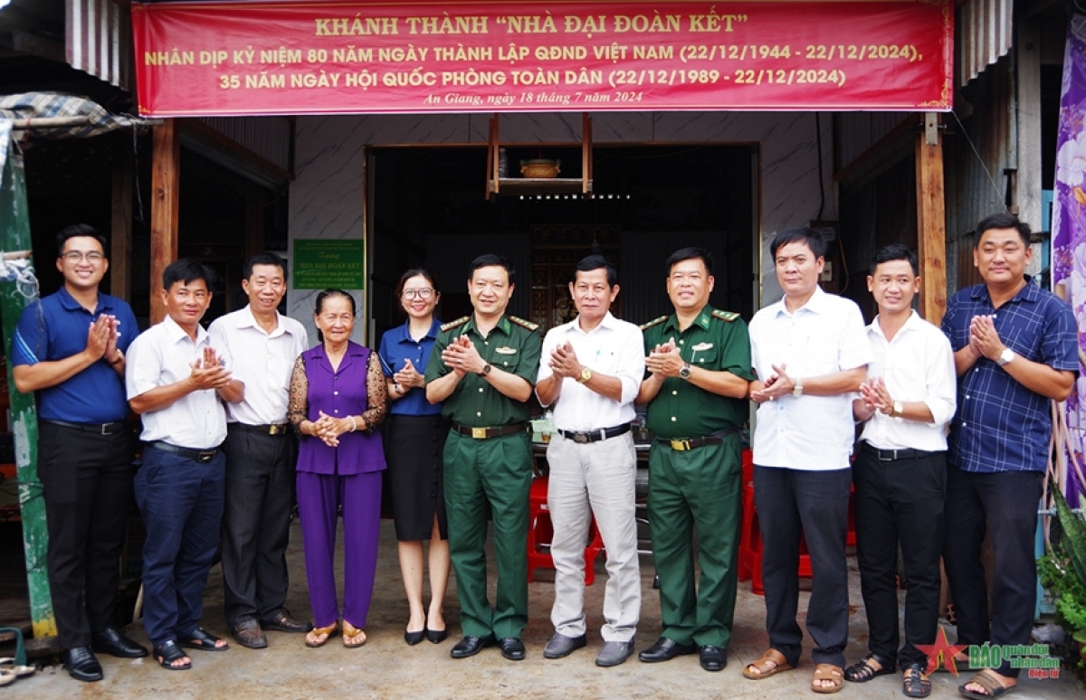 Bộ đội Biên phòng An Giang bàn giao nhà Đại đoàn kết cho người dân trên đị bàn tỉnh