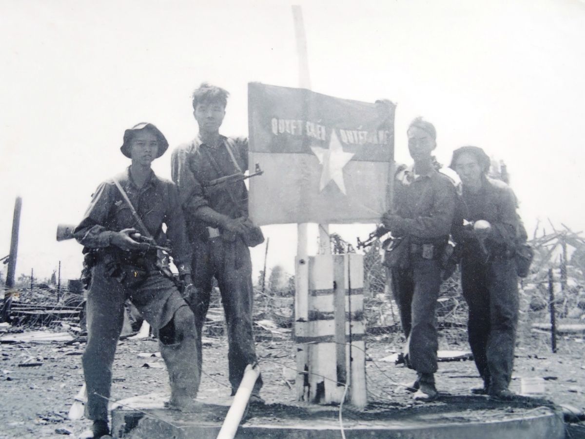Bộ đội ta vui mừng giương cao cờ Quyết thắng tại khu Mai Hắc Đế ngày 11/3/1975.
Ảnh: Hình tư liệu