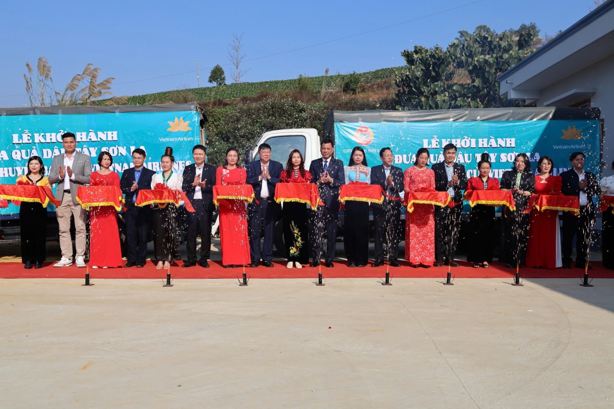 Các đại biểu cắt băng Lễ khởi hành.
Ảnh: Trấn Long/VOV Tây Bắc