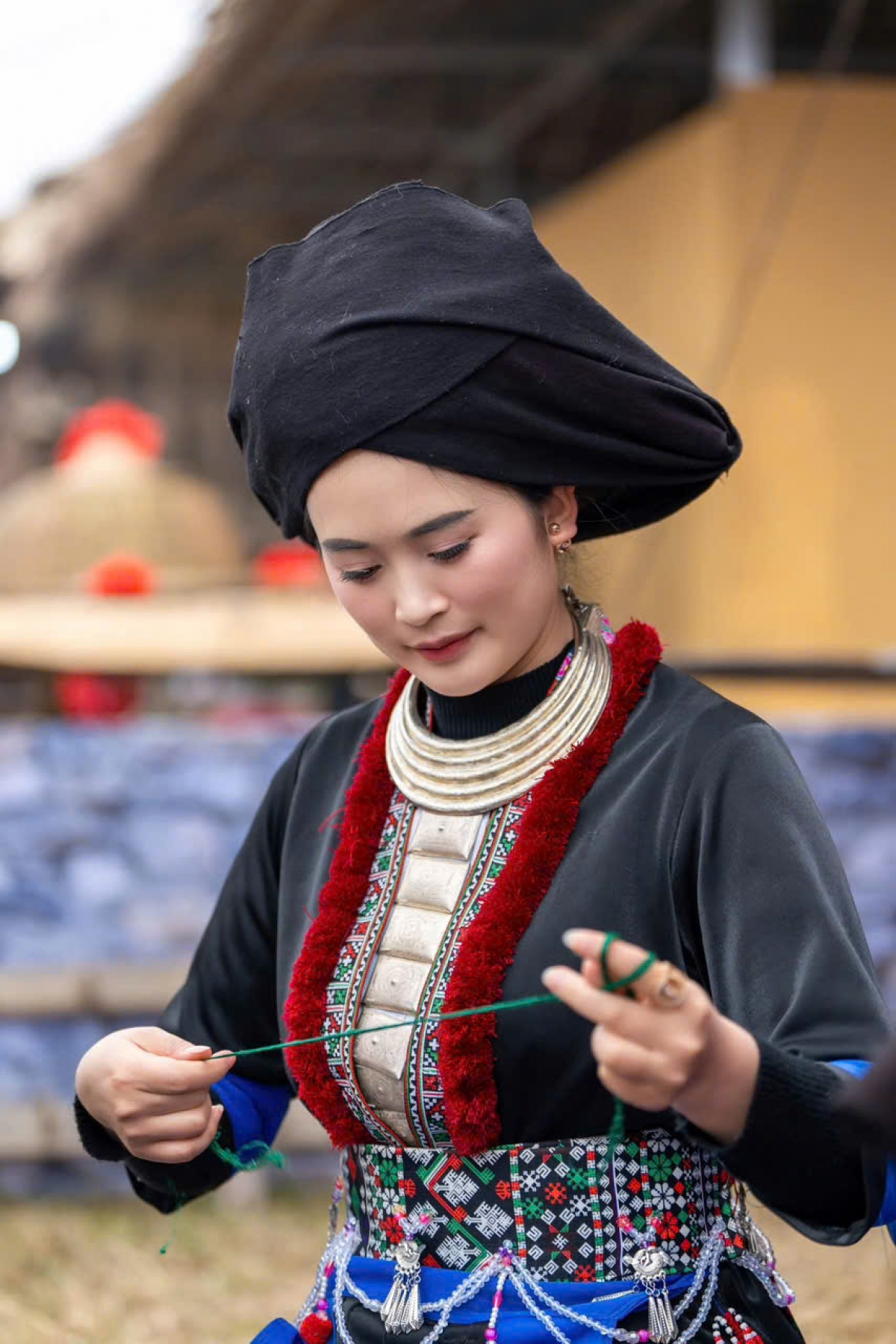 Hạt cườm xen kẽ các mảng hoa văn thắt lưng giúp người phụ nữ Dao Khâu dễ mặc hơn