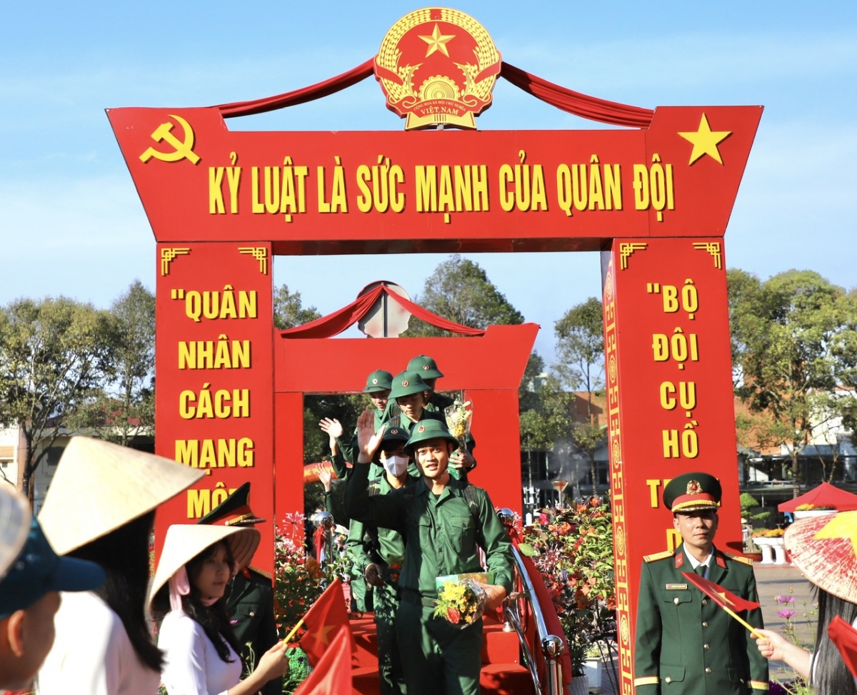 Các tân binh háo hức lên đường thực hiện nghĩa vụ quân sự.
Ảnh: Tuấn Long/VOV Tây Nguyên
