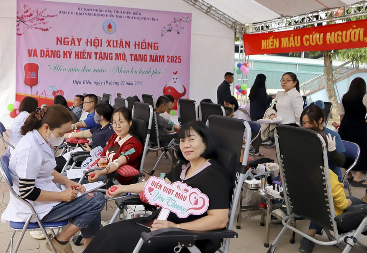 Cán bộ, người dân tỉnh Điện Biên tham gia hiến máu tình nguyện