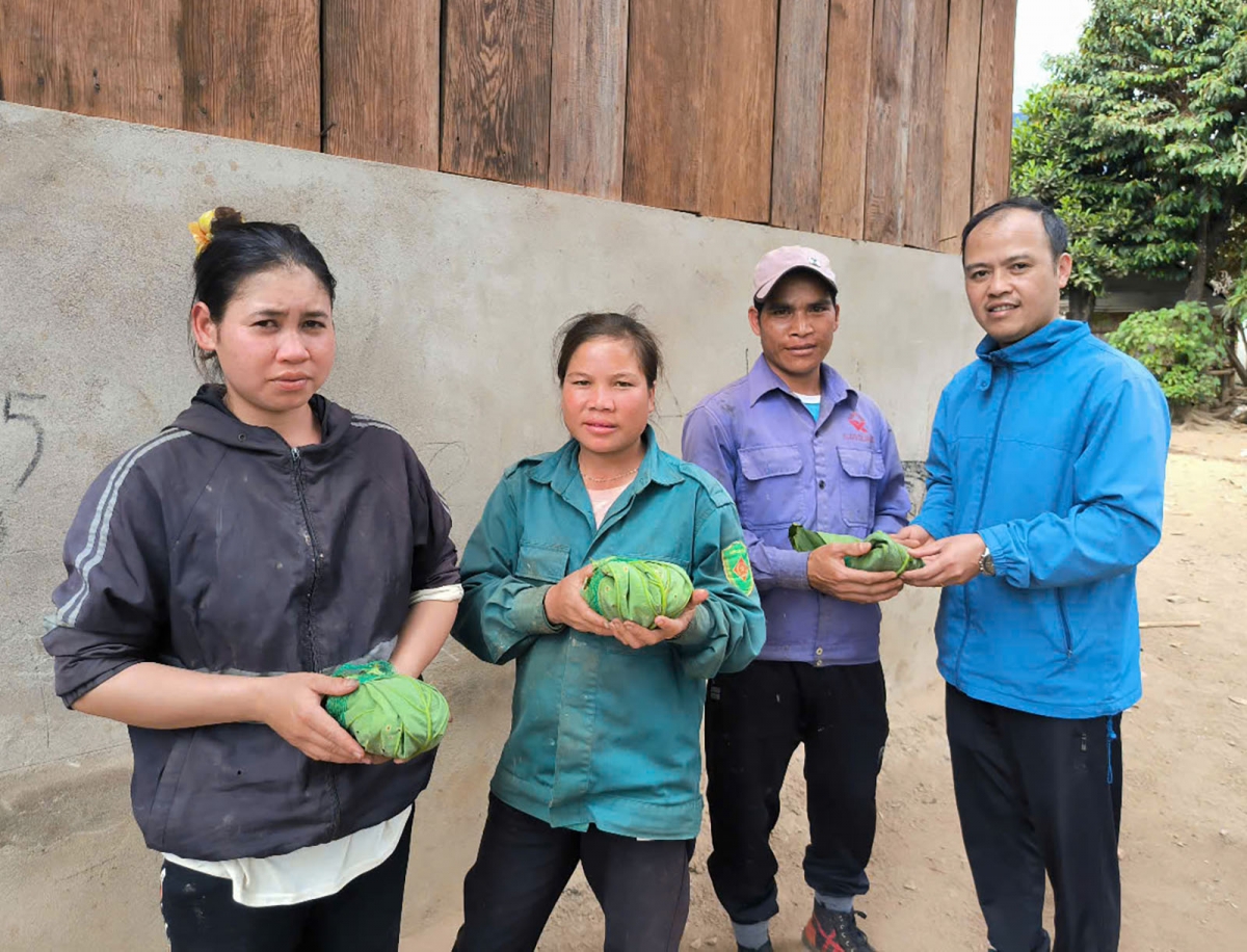 Cây giống sâm Ngọc Linh chuyển tới tận tay người dân và được cán bộ Trung tâm dịch vụ
nông nghiệp huyện Tu Mơ Rông hướng dẫn kỹ thuật trồng, chăm sóc.
Ảnh: Nguyễn Khoa Điềm/VOV Tây Nguyên
