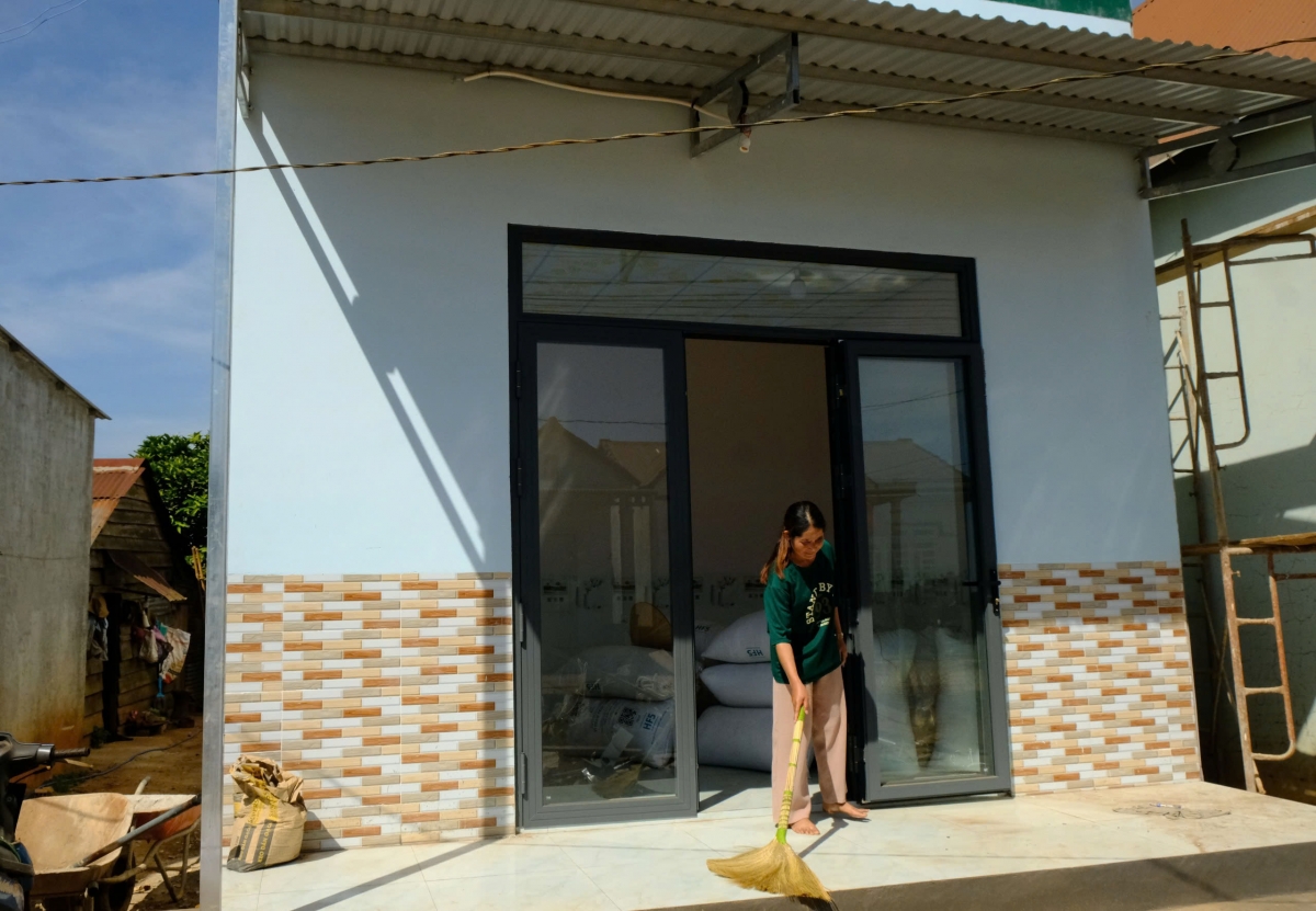 Chị K’Uyên, người K’ho ở thôn 3, xã Đinh Trang Thượng, huyện Di Linh, tỉnh Lâm Đồng
thuộc diện hộ nghèo được hỗ trợ xây dựng nhà ở mới.
Ảnh: Quang Sáng/VOV Tây Nguyên